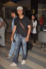 Shreyas Talpade with Housefull 2 Stars snapped at Airport in Mumbai on 4th April 2012 (10).JPG