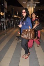 Zarine Khan with Housefull 2 Stars snapped at Airport in Mumbai on 4th April 2012 (35).JPG