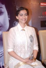 Sonam Kapoor at Khalid Mohammed book launch in Tryst on 5th April 2012 (64).JPG