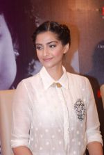 Sonam Kapoor at Khalid Mohammed book launch in Tryst on 5th April 2012 (75).JPG