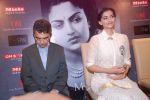Sonam Kapoor at Khalid Mohammed book launch in Tryst on 5th April 2012 (77).JPG