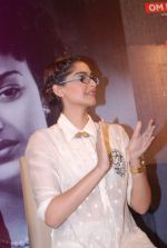 Sonam Kapoor at Khalid Mohammed book launch in Tryst on 5th April 2012 (85).JPG