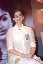 Sonam Kapoor at Khalid Mohammed book launch in Tryst on 5th April 2012 (87).JPG