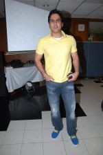 Aman Verma at the Celebration of the Completion Party of 100 Episodes of PARVARISH�..kuch khatti kuch meethi in bowling alley on 7th April 2012.JPG