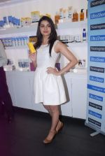 Prachi Desai launches Neutrogena products in High Street Phoenix on 10th April 2012 (10).JPG