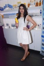 Prachi Desai launches Neutrogena products in High Street Phoenix on 10th April 2012 (13).JPG