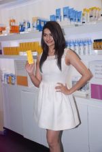 Prachi Desai launches Neutrogena products in High Street Phoenix on 10th April 2012 (26).JPG