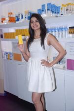 Prachi Desai launches Neutrogena products in High Street Phoenix on 10th April 2012 (27).JPG
