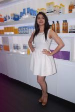 Prachi Desai launches Neutrogena products in High Street Phoenix on 10th April 2012 (35).JPG