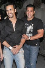 Salman Khan, Pulkit Samrat at Bitto Boss spl screening at Ketnav, Mumbai on 13th April 2012 (36).jpg