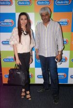 Karisma Kapoor, Vikram Bhatt at radio city event in Mumbai on 17th April 2012 (66).JPG