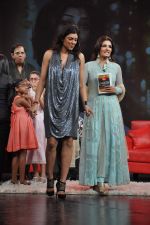 Sushmita Sen, Raveena Tandon at Raveena_s chat show for NDTV on 17th April 2012 (146).JPG
