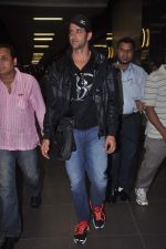 Hrithik Roshan snapped at airport in Mumbai on 20th April 2012 (1).JPG
