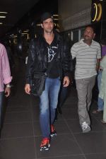 Hrithik Roshan snapped at airport in Mumbai on 20th April 2012 (11).JPG