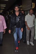 Hrithik Roshan snapped at airport in Mumbai on 20th April 2012 (12).JPG