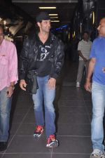 Hrithik Roshan snapped at airport in Mumbai on 20th April 2012 (4).JPG