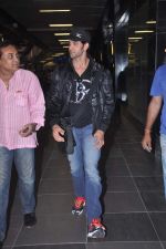 Hrithik Roshan snapped at airport in Mumbai on 20th April 2012 (5).JPG
