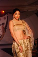 Parvathy Omnakuttan  walk the ramp at SNDT Chrysalis fashion show in Mumbai on 20th April 2012 (74).JPG