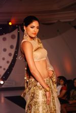 Parvathy Omnakuttan  walk the ramp at SNDT Chrysalis fashion show in Mumbai on 20th April 2012 (75).JPG