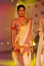 Parvathy Omnakuttan walk the ramp at SNDT Chrysalis fashion show in Mumbai on 20th April 2012 (21).JPG