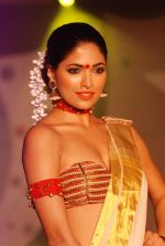 Parvathy Omnakuttan walk the ramp at SNDT Chrysalis fashion show in Mumbai on 20th April 2012 (23).JPG