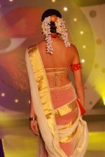 Parvathy Omnakuttan walk the ramp at SNDT Chrysalis fashion show in Mumbai on 20th April 2012 (26).JPG