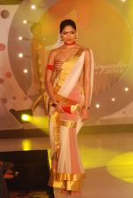 Parvathy Omnakuttan walk the ramp at SNDT Chrysalis fashion show in Mumbai on 20th April 2012 (27).JPG