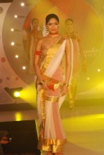Parvathy Omnakuttan walk the ramp at SNDT Chrysalis fashion show in Mumbai on 20th April 2012 (29).JPG