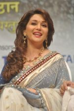 Madhuri Dixit at Dinanath Mangeshkar awards in Mumbai on 24th April 2012 (66).JPG