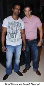 Vinod Channa and Umaesh Pherwani at a musical tribute to Sachin Tendulkar by Hemant Tantia in Mumbai on 24th April 2012.jpg