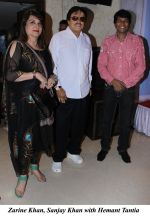 Zarine Khan, Sanjay Khan with Hemant Tantia at a musical tribute to Sachin Tendulkar by Hemant Tantia in Mumbai on 24th April 2012.jpg
