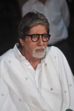 Amitabh Bachchan speaks to media on Bofors controversy in Janak on 25th April 2012 (26).JPG