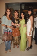 Zarine Khan, Farah Ali Khan, BHagyashree at the launch of Bhagyashree_s store in Juhu, Mumbai on 25th April 2012 (86).JPG