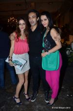 Suzanne Roshan, Anu Dewan at Mozez Singh collection launch in Good Earth on 28th April 2012 (234).JPG
