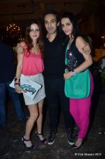 Suzanne Roshan, Anu Dewan at Mozez Singh collection launch in Good Earth on 28th April 2012 (236).JPG