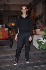 mosez singh at Mozez Singh collection launch in Good Earth on 28th April 2012 (2).JPG