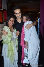 simran lal, mosez singh amd beenu bawa at Mozez Singh collection launch in Good Earth on 28th April 2012.JPG