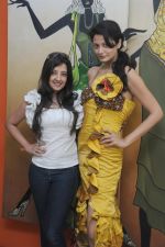 Amy Billimoria, and Sonal Chauhan  at Amy Billimoria_s FAshion Show for good Cause GLOBALIZATION in Shanmukhanand Hall on 2nd May 2012.JPG