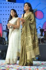 Kajol, Tanisha Mukherjee at 143rd Dadasaheb Phalke Academy Awards 2012 on 3rd May 2012 (86).JPG