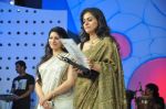 Kajol, Tanisha Mukherjee at 143rd Dadasaheb Phalke Academy Awards 2012 on 3rd May 2012 (89).JPG