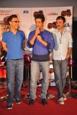 Vidhu Vinod Chopra, Sharman Joshi, Rajkumar Hirani at Ferrari Ki Sawari first look in Cinemax, Mumbai on 8th May 2012 (40).JPG