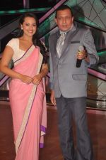 Sonakshi Sinha, Mithun Chakraborty promotes Rowdy Rathore on DID L_il Masters in Mumbai on 15th May 2012 (30).JPG