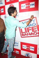 Shahid Kapoor at Big FM in Mumbai on 16th May 2012(61).JPG