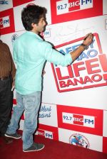 Shahid Kapoor at Big FM in Mumbai on 16th May 2012(62).JPG