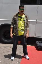 Akshay Kumar promote Rowdy Rathore on the sets of CID in Kandivli, Mumbai on 22nd May 2012 (168).JPG