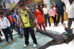 Akshay Kumar, Sonakshi Sinha promote Rowdy Rathore on the sets of CID in Kandivli, Mumbai on 22nd May 2012 (192).JPG