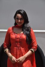 Sonakshi Sinha promote Rowdy Rathore on the sets of CID in Kandivli, Mumbai on 22nd May 2012 (110).JPG