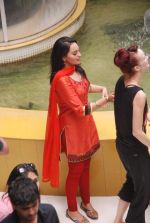 Sonakshi Sinha promote Rowdy Rathore on the sets of CID in Kandivli, Mumbai on 22nd May 2012 (113).JPG