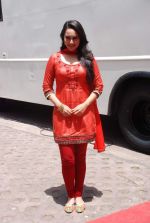 Sonakshi Sinha promote Rowdy Rathore on the sets of CID in Kandivli, Mumbai on 22nd May 2012 (118).JPG