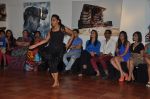 Kareena Kapoor promote Struts Dance Academy in Bandra, Mumbai on 25th May 2012 (13).JPG